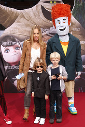 Xenia Seeberg und Sohn Phelias Martinek und Freund