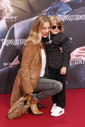 Xenia Seeberg mit Sohn Phelias Martinek