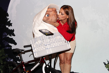 Radost Bokel mit E.T.