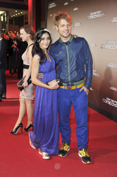 Pegah Ferydoni mit Begleitung