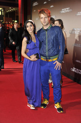 Pegah Ferydoni mit Begleitung