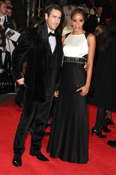 Ola Rapace mit Begleitung