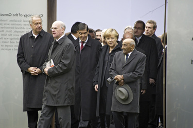 Norbert Lammert, Bernd Neumann, Romani Rose, Angela Merkel
