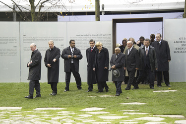 Norbert Lammert, Bernd Neumann, Romani Rose, Angela Merkel