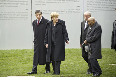 Romani Rose, Angela Merkel