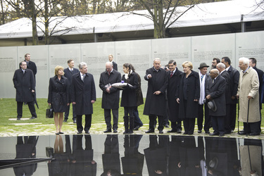Joachim Gauck, Norbert Lammert, Bernd Naumann, Romani Rose, Angela Merkel