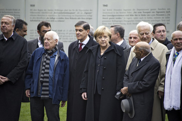 Dani Karavan, Romani Rose, Angela Merkel, Richard von Weizsäcker