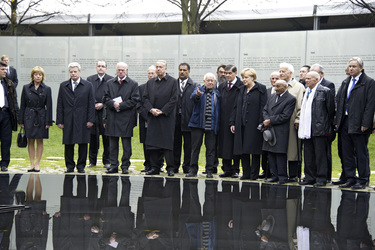 Joachim Gauck, Norbert Lammert, Bernd Naumann, Romani Rose, Angela Merkel