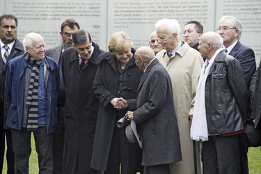 Dani Karavan, Romani Rose, Angela Merkel, Richard von Weizsäcker