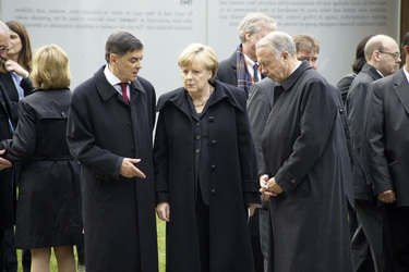 Romani Rose, Angela Merkel, Bernd Neumann