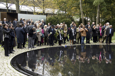Kranzniederlegung am Sinti Denkmal