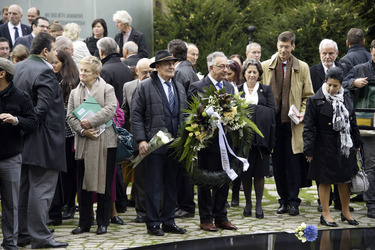 Kranzniederlegung am Sinti Denkmal