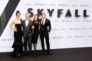 Bérénice Marlohe, Sam Mendes, Barbara Broccoli, Daniel Craig