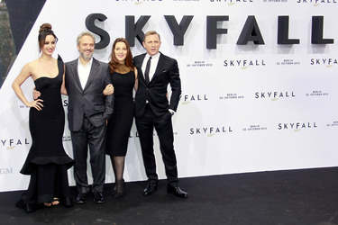 Bérénice Marlohe, Sam Mendes, Barbara Broccoli, Daniel Craig