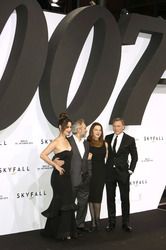 Bérénice Marlohe, Sam Mendes, Barbara Broccoli, Daniel Craig
