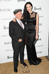 L'Wren Scott mit Begleitung
