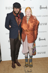 Vivienne Westwood mit Begleitung