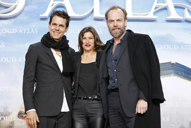 Tom Tykwer mit Gattin Marie Steinmann, Hugo Weaving