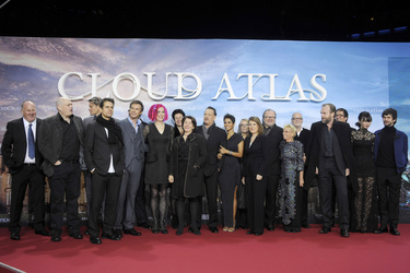 Andy Wachowski, Götz Otto, Tom Tykwer, Lana Wachowski, Tom Hanks, Halle Berry, Hugo Weaving, Ben Whishaw und Cast