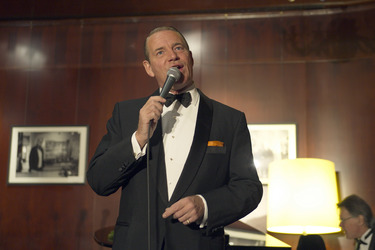 Stephen Triffitt als Frank Sinatra