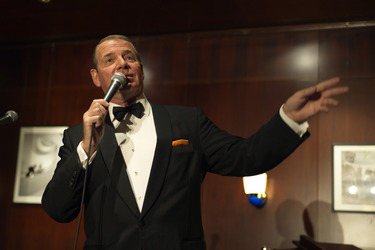Stephen Triffitt als Frank Sinatra
