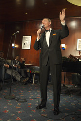 Stephen Triffitt als Frank Sinatra