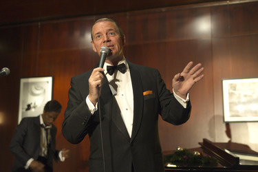Stephen Triffitt als Frank Sinatra
