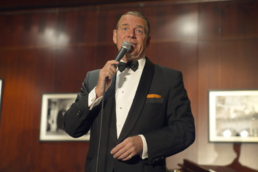 Stephen Triffitt als Frank Sinatra