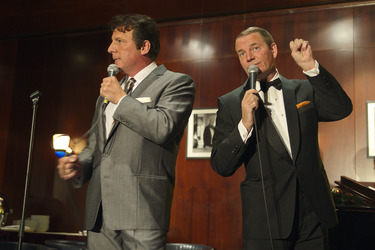 Mark Adams als Dean Martin, Stephen Triffitt als Frank Sinatra