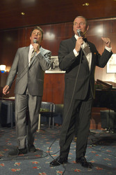 Mark Adams als Dean Martin, Stephen Triffitt als Frank Sinatra
