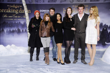 Katharina Schöde, Josefine Preuß, Felix Fuchssteiner, Jennifer Lotsi, Maria Ehrich, Jannis Niewöhner, Laura Berlin