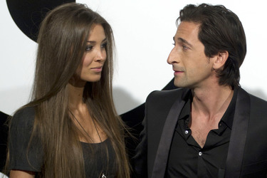 Adrien Brody mit seiner Verlobten Lara Nieto