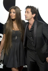 Adrien Brody mit seiner Verlobten Lara Nieto