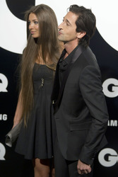 Adrien Brody mit seiner Verlobten Lara Nieto