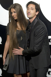 Adrien Brody mit seiner Verlobten Lara Nieto