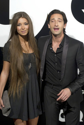 Adrien Brody mit seiner Verlobten Lara Nieto