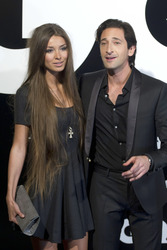 Adrien Brody mit seiner Verlobten Lara Nieto