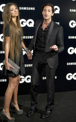 Adrien Brody mit seiner Verlobten Lara Nieto