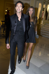 Adrien Brody mit seiner Verlobten Lara Nieto