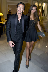 Adrien Brody mit seiner Verlobten Lara Nieto