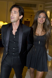 Adrien Brody mit seiner Verlobten Lara Nieto