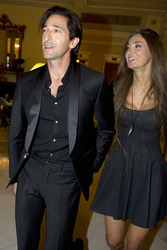Adrien Brody mit seiner Verlobten Lara Nieto