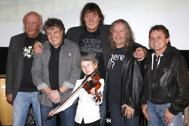 Peter 'Eingehaengt' Meyer, Dieter 'Quaster' Hertrampf, Dieter 'Maschine' Birr, Peter 'Bimbo' Rasym, Klaus Scharfschwerdt (Puhdys) mit Chiara Marie