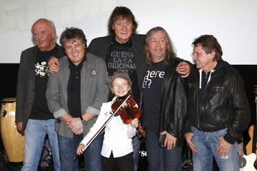 Peter 'Eingehaengt' Meyer, Dieter 'Quaster' Hertrampf, Dieter 'Maschine' Birr, Peter 'Bimbo' Rasym, Klaus Scharfschwerdt (Puhdys) mit Chiara Marie