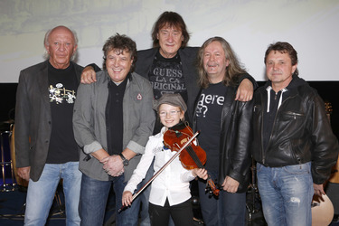 Peter 'Eingehaengt' Meyer, Dieter 'Quaster' Hertrampf, Dieter 'Maschine' Birr, Peter 'Bimbo' Rasym, Klaus Scharfschwerdt (Puhdys) mit Chiara Marie