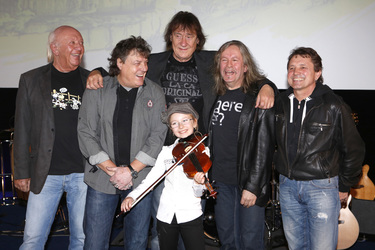 Peter 'Eingehaengt' Meyer, Dieter 'Quaster' Hertrampf, Dieter 'Maschine' Birr, Peter 'Bimbo' Rasym, Klaus Scharfschwerdt (Puhdys) mit Chiara Marie