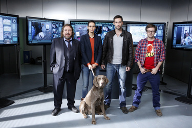 Armin Rohde, Liane Forestieri, Matthias Weidenhöfer, Daniel Aichinger mit Hund Finn