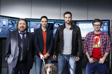 Armin Rohde, Liane Forestieri, Matthias Weidenhöfer, Daniel Aichinger mit Hund Finn