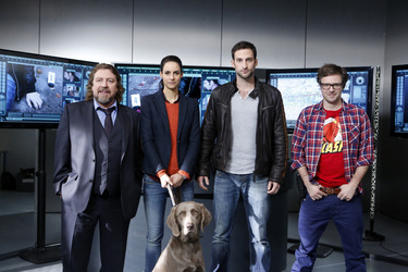 Armin Rohde, Liane Forestieri, Matthias Weidenhöfer, Daniel Aichinger mit Hund Finn