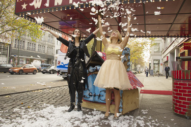 Verena Jakupov als Pechmarie, Yvonne Greitzke als Goldmarie